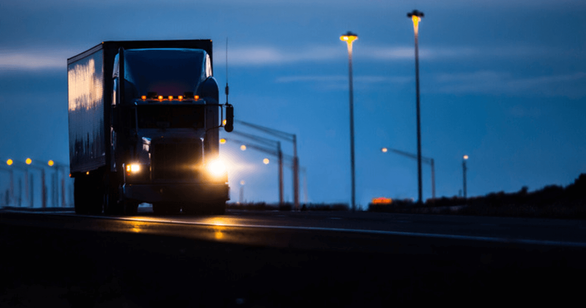 Sob as Estrelas: Vantagens e Desvantagens do Frete Noturno